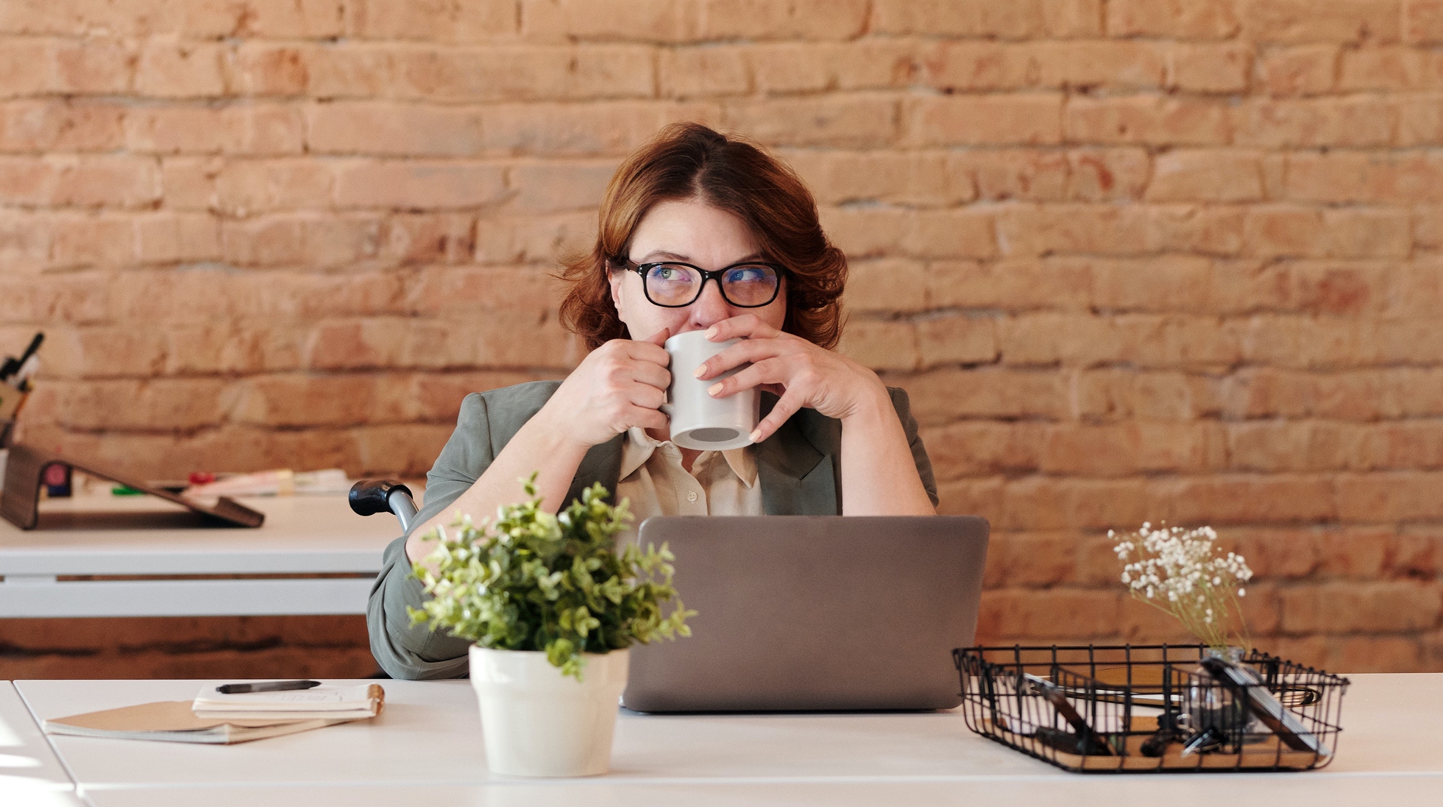 slaaptekort vrouw drinkt koffie